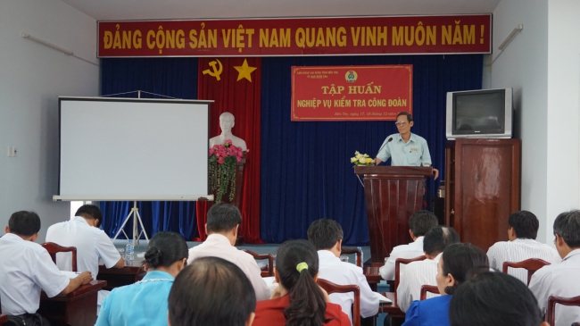 Đ/c Lê Văn Quyền - Chủ tịch LĐLĐ tỉnh phát biểu khai mạc lớp tập huấn.
